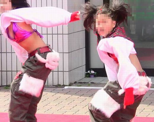 復刻版！！旧作！！ダンス！！紐ビキニ衣装で激しく踊る踊り子達！！0-8