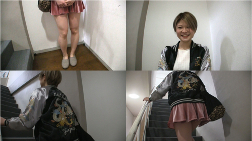 階段パンチラ ボーイッシュなスカジャンGALのセクシーパンチラ
