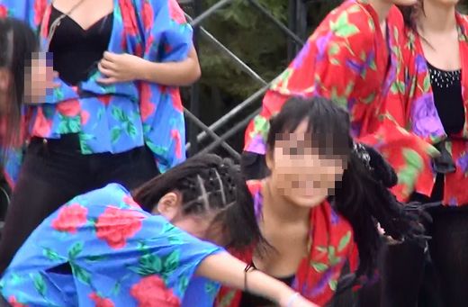 ダンス。胸元が開いたタンクトップからの見えてしまう！！揺れる胸も！！128