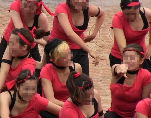 ダンス！！タンクトップから白黒のブラチラや豊満な胸チラ！！おっぱいが楽しめます！！239