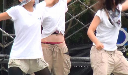 ダンス。雨の中で濡れながら踊る！！衣装が重いのかずれて見える子もいます！！127