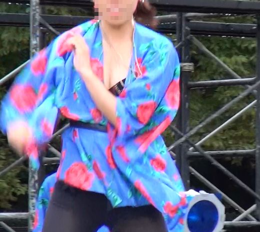 ダンス。胸元が開いたタンクトップからの見えてしまう！！揺れる胸も！！128