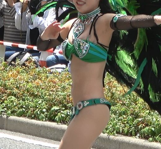 令和！！サンバ！！お姉さん達の魅力的な踊りで観客は見入っています！！n5