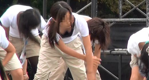 ダンス。雨の中で濡れながら踊る！！衣装が重いのかずれて見える子もいます！！127