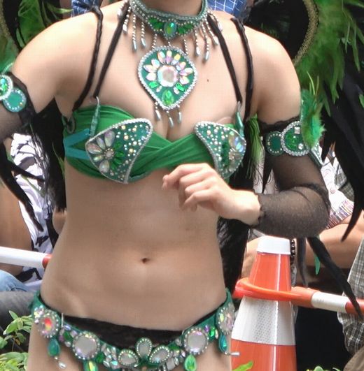 令和！！サンバ！！お姉さん達の魅力的な踊りで観客は見入っています！！n5