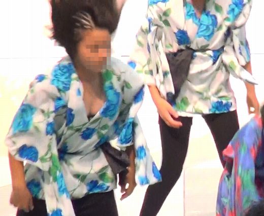 ダンス。大きく開いたタンクトップからこぼれそう！！ここまで見える子は稀です！！134
