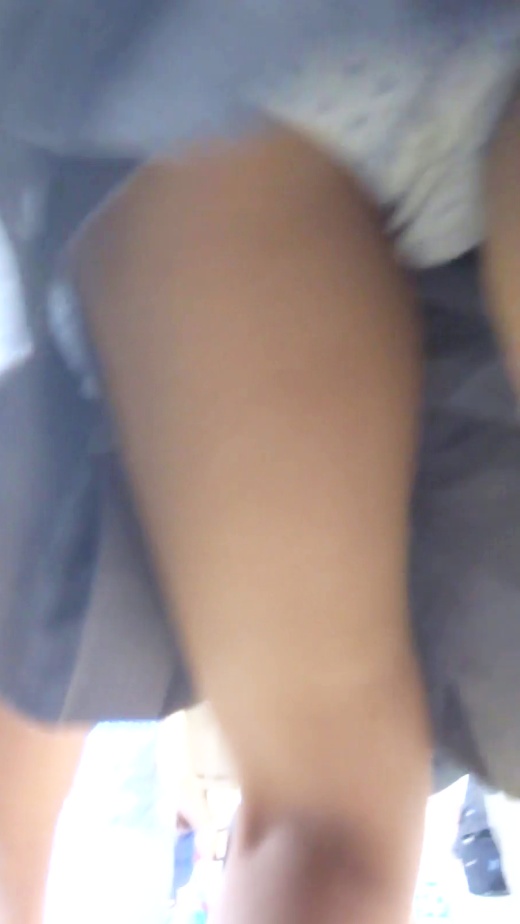 パンチラ盗撮 制服女子 白い水玉柄パンツ丸見え