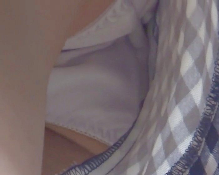 パンチラ盗撮 女子大生 短パンの股間を狙って強引に白パンツ撮影 [アダルト]