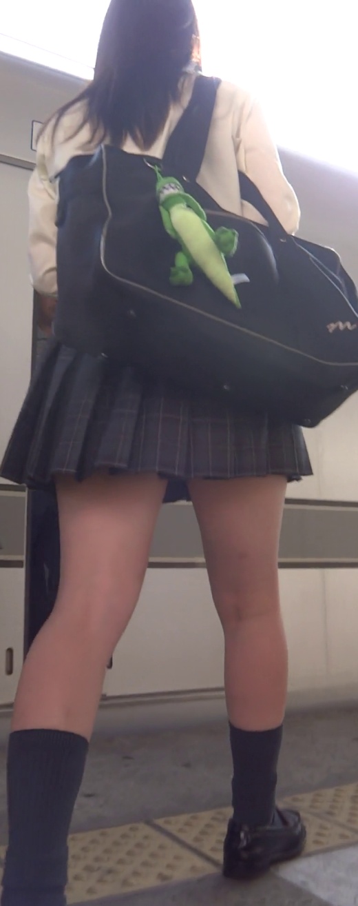 パンチラ盗撮 制服女子 超ミニスカ制服の中身は派手すぎるパンツ