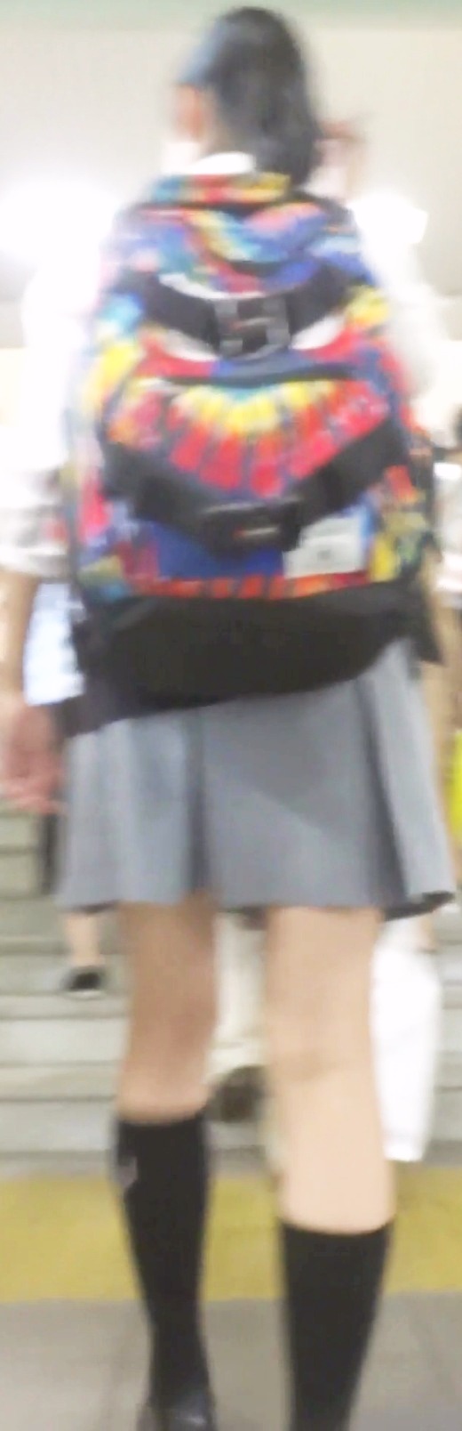 パンチラ盗撮 制服女子 白い水玉柄パンツ丸見え