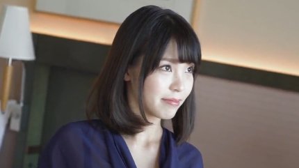 透き通るような白い肌の30歳人妻が感度の良い体をビクつかせて他人棒に喘ぐ