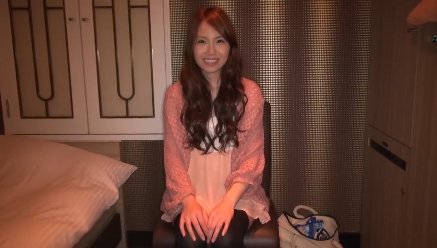 スレンダー美乳の22歳アパレル店員が狭いアソコをキュッと締め付けながらビショ濡れになる