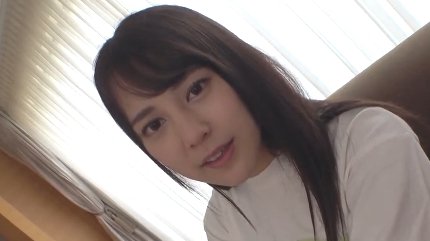 欲求不満の22歳女子大生が膣奥を突かれる快感に白い肌を紅潮させ喘ぐ