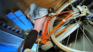 【自転車大好き100％?】ガレージ・超ミニスカ野外・室内・雨の日にレインコートで、大好きな自転車に擦っちゃいました。 [アダルト]