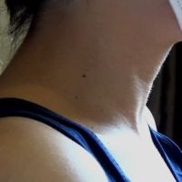 【首フェチ】女性の細い首のアップ＆水を飲むときの喉仏の動き（スクール水着コスプレ）  ダウンロード