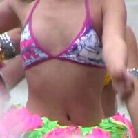 画質アップしました！サンバ踊り子さんが元気に踊っています！1-86