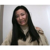 階段パンチラ いかにも人の好さそうなムチムチお姉さん