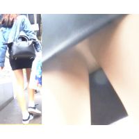 パンチラ盗撮 ミニスカギャル タイトスカートの中身は白パンツ