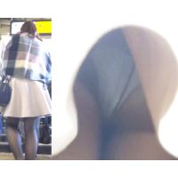 パンチラ OLさん 白パンツを黒パンストの中に発見
