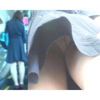 パンチラ 女子大生 パンチラガードされたけど白パンツ強引撮影