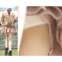 パンチラ盗撮 女子大生 彼氏がいたけど白パンツ強引撮影