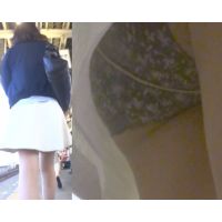 パンチラ 女子大生 黒の花柄パンツを電車内で撮影