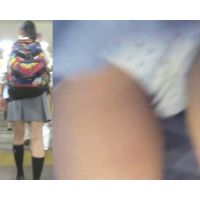 パンチラ盗撮 制服女子 白い水玉柄パンツ丸見え