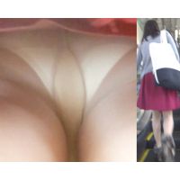 パンチラ 女子大生 パンストの中の白パンツに超接近
