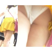 パンチラ盗撮 OLさん 白パンツが超ミニスカートから丸見え