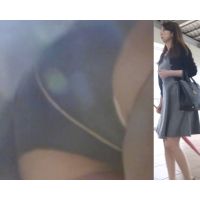 [★顔出し]パンチラ盗撮 OLさん 黒パンツ丸見え 電車内でも駅のエスカレーターでも撮影続行