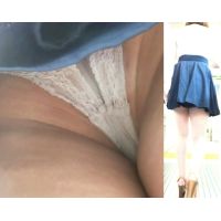 [★スカートめくり][★顔出し]パンチラ盗撮 モデル系ミニスカギャル 白いレース付きパンツを丸出しに？