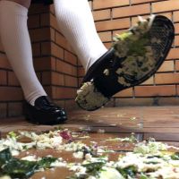 【クラッシュ】【脚フェチ】都内女子○生めいちゃんがサラダチキンを執拗に踏み潰す。